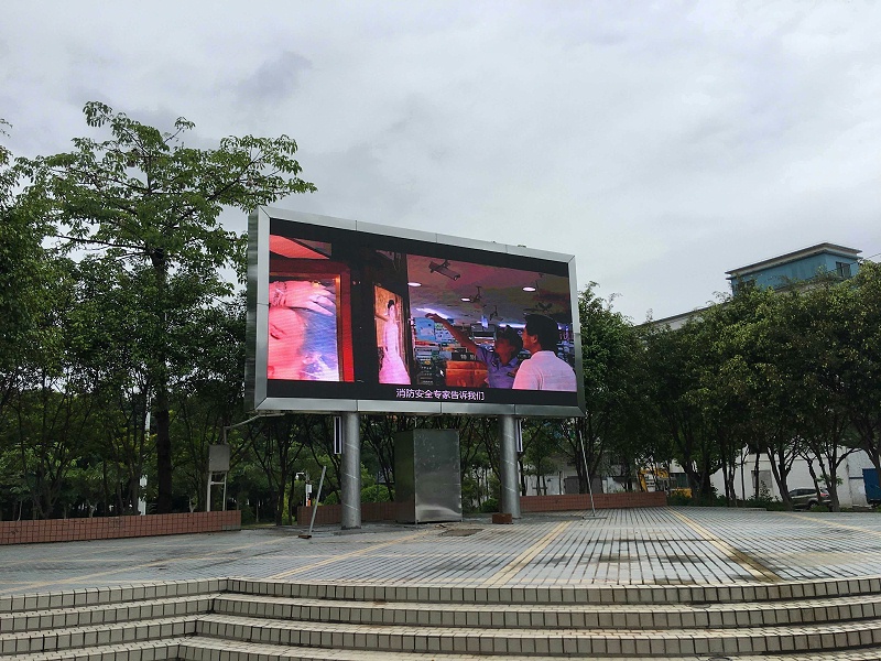 如何使用電腦連接遠程控制室外LED顯示屏系統(tǒng)？